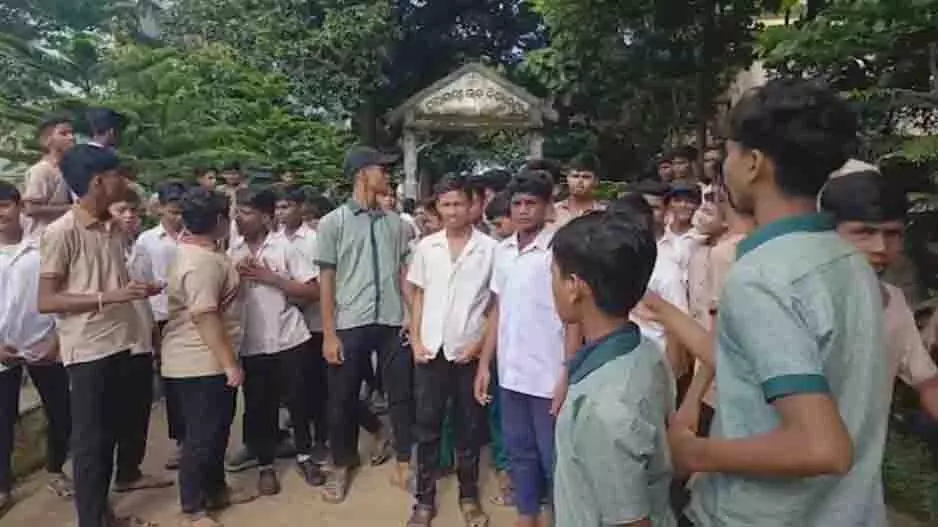 Odisha : जूते नहीं पहने तो छात्रों को परीक्षा से निकाला Odisha : जूते नहीं पहने तो छात्रों को परीक्षा से निकाला