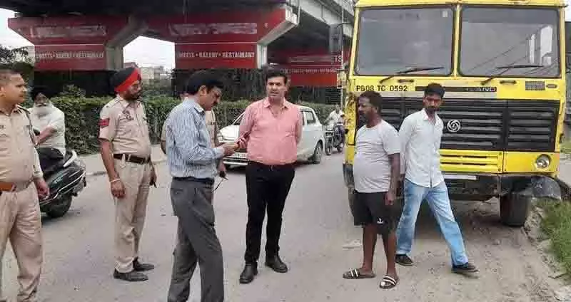 Jalandhar के मेयर ने पेट्रोल पंप और सड़कों का औचक निरीक्षण किया Jalandhar के मेयर ने पेट्रोल पंप और सड़कों का औचक निरीक्षण किया