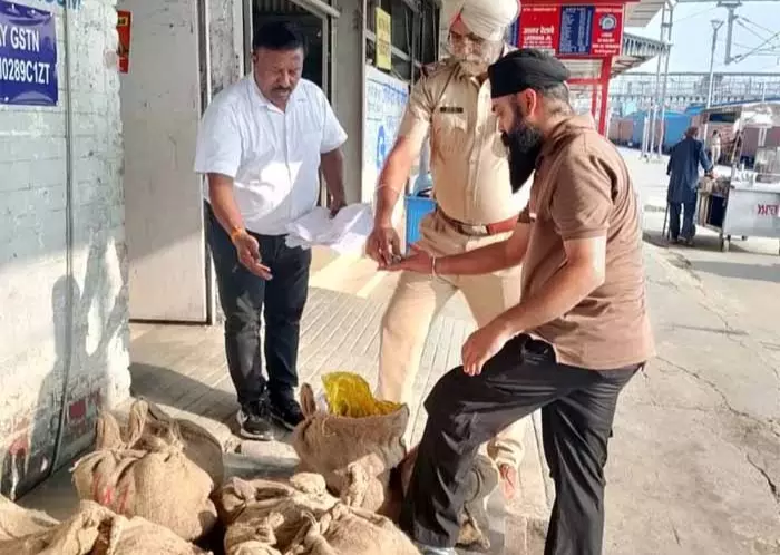 Ferozepur: रेल मंडल ने शुरू किया पार्सल जांच अभियान Ferozepur: रेल मंडल ने शुरू किया पार्सल जांच अभियान