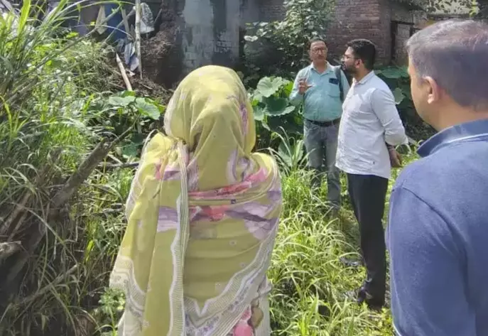 Hamirpur: दाड़ला में प्रभावित परिवारों के लिए एडीसी ने कदम उठाया Hamirpur: दाड़ला में प्रभावित परिवारों के लिए एडीसी ने कदम उठाया