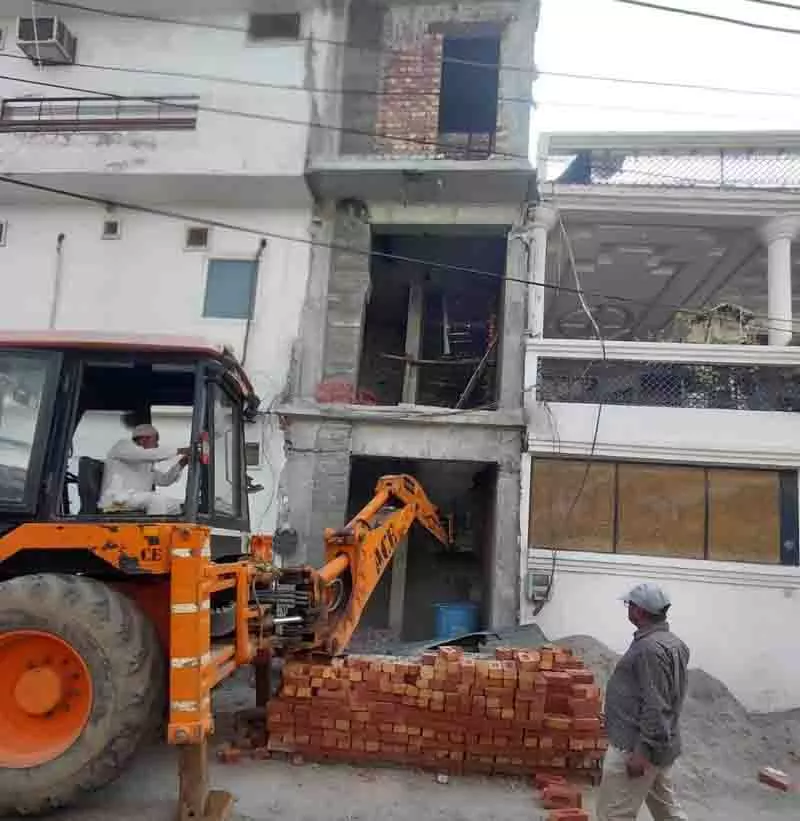 Ludhiana: नगर निगम ने चार अवैध निर्माणों के खिलाफ कार्रवाई की Ludhiana: नगर निगम ने चार अवैध निर्माणों के खिलाफ कार्रवाई की