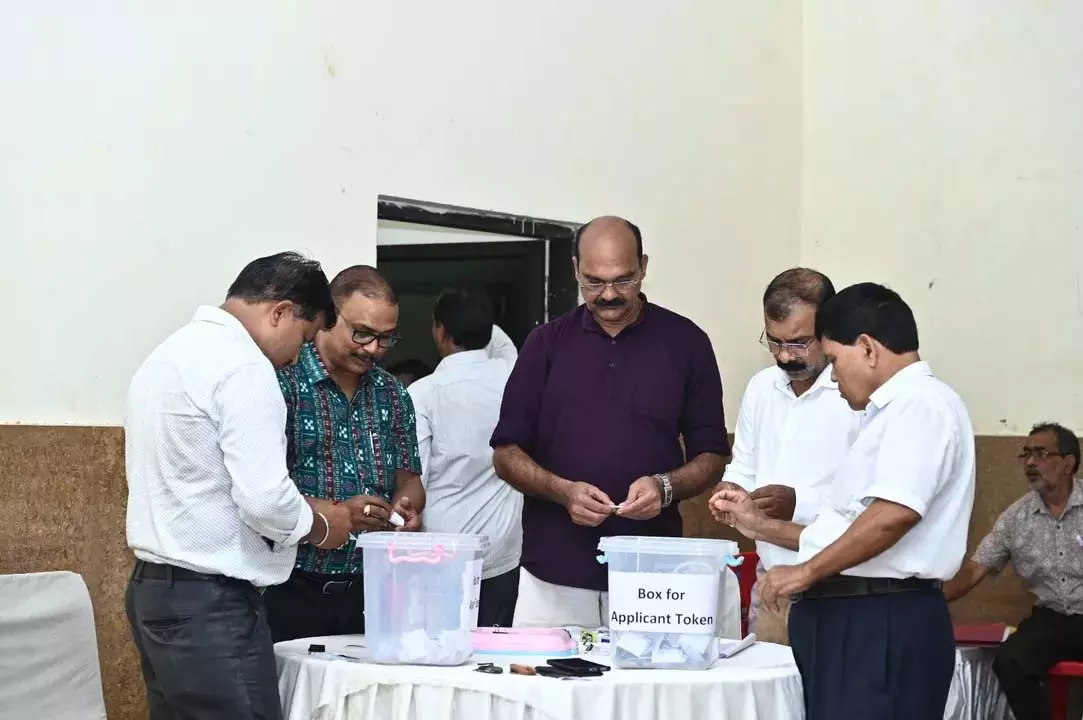 Bhubaneswar : बीडीए ने बीएसएबीटी में दुकानों के आवंटन के लिए लॉटरी आयोजित की Bhubaneswar : बीडीए ने बीएसएबीटी में दुकानों के आवंटन के लिए लॉटरी आयोजित की