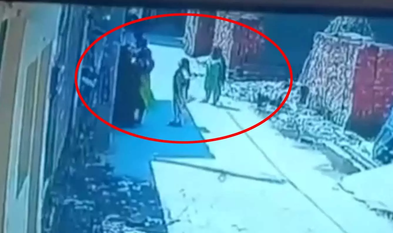 LIVE वीडियो महिला की सरेराह पिटाई का, एक्शन में पुलिस, आरोपी सलाखों के पीछे LIVE वीडियो महिला की सरेराह पिटाई का, एक्शन में पुलिस, आरोपी सलाखों के पीछे