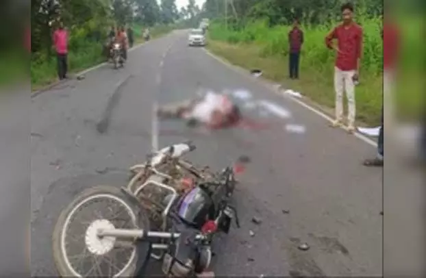 सड़क हादसा: ट्रक की टक्कर से बाइक सवार ससुर-दामाद की मौत सड़क हादसा: ट्रक की टक्कर से बाइक सवार ससुर-दामाद की मौत