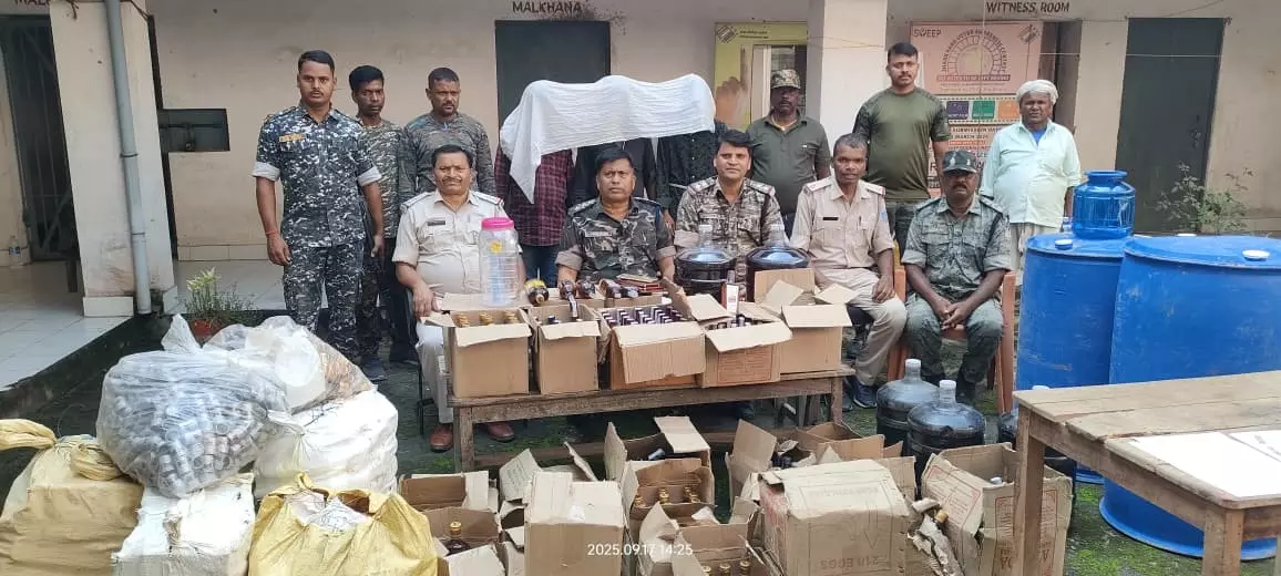 नकली शराब की मिनी फैक्ट्री में तीन लोगों को किया गिरफ्तार नकली शराब की मिनी फैक्ट्री में तीन लोगों को किया गिरफ्तार