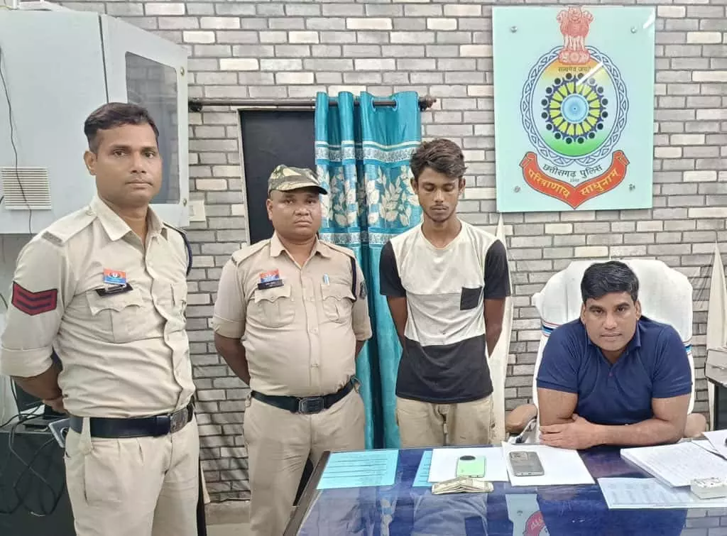 रायकेरा कैंप से मोबाइल और नगदी चोरी करने वाला आरोपी गिरफ्तार, रिमांड पर भेजा जेल रायकेरा कैंप से मोबाइल और नगदी चोरी करने वाला आरोपी गिरफ्तार, रिमांड पर भेजा जेल