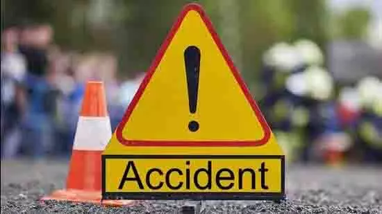 MUMBAI: ट्रक के पुल से नीचे गिरने से चालक की मौत, क्लीनर गंभीर रूप से घायल MUMBAI: ट्रक के पुल से नीचे गिरने से चालक की मौत, क्लीनर गंभीर रूप से घायल