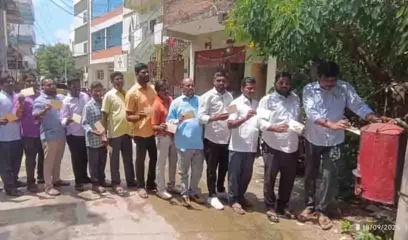 स्टेशन घनपुर में BRS कार्यकर्ताओं का पोस्टकार्ड आंदोलन स्टेशन घनपुर में BRS कार्यकर्ताओं का पोस्टकार्ड आंदोलन