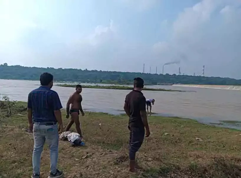 राताखार एनीकट डैम से प्रेमी जोड़े ने लगाई छलांग, युवक बचा, युवती की तलाश जारी राताखार एनीकट डैम से प्रेमी जोड़े ने लगाई छलांग, युवक बचा, युवती की तलाश जारी