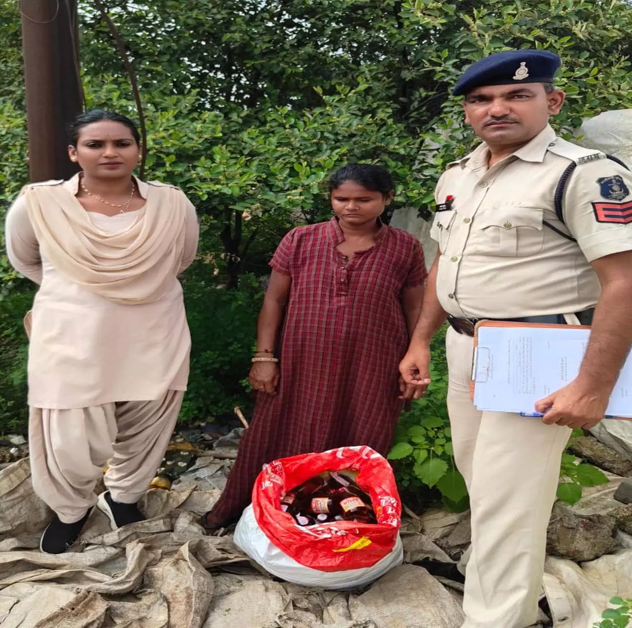 खमतराई पुलिस की बड़ी कार्रवाई : 92 पौवा देशी मसाला शराब के साथ महिला गिरफ्तार खमतराई पुलिस की बड़ी कार्रवाई : 92 पौवा देशी मसाला शराब के साथ महिला गिरफ्तार