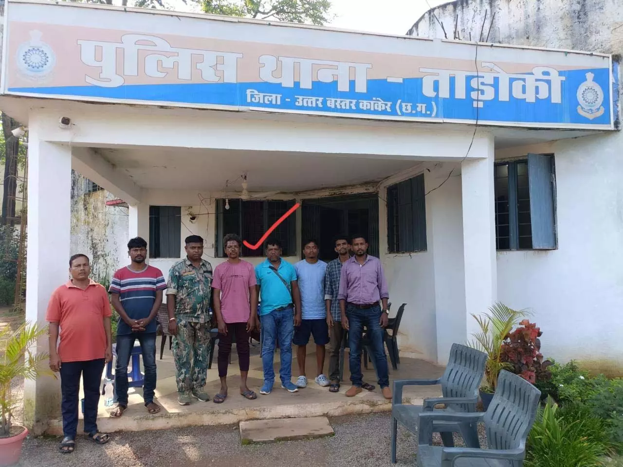कांकेर पुलिस का मानवीय चेहरा, मानसिक विक्षिप्त व्यक्ति को परिजनों से मिलाया कांकेर पुलिस का मानवीय चेहरा, मानसिक विक्षिप्त व्यक्ति को परिजनों से मिलाया