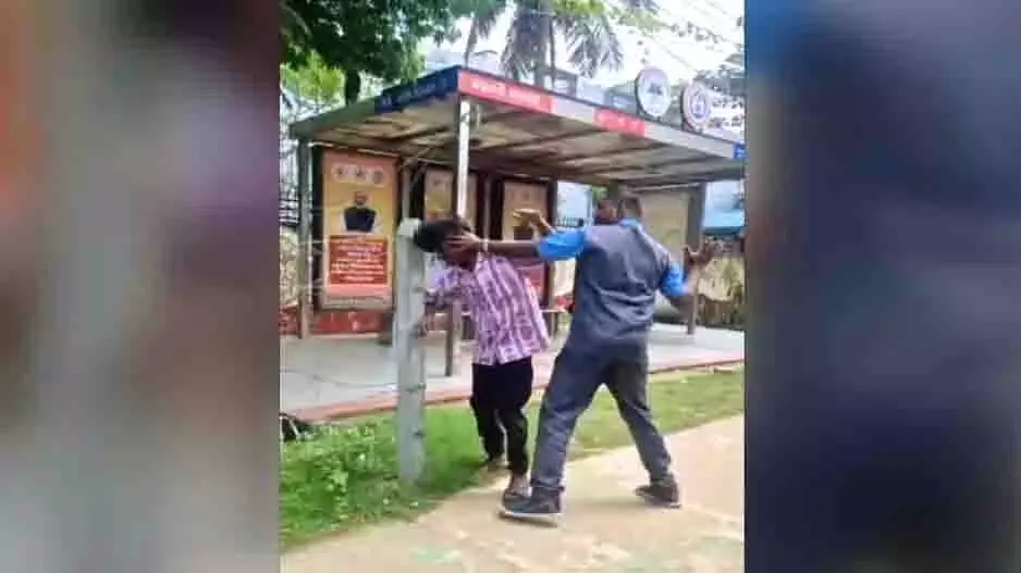 Bhubaneswar: बस स्टॉप पर अमा बस के कंडक्टर ने यात्री की पिटाई की Bhubaneswar: बस स्टॉप पर अमा बस के कंडक्टर ने यात्री की पिटाई की