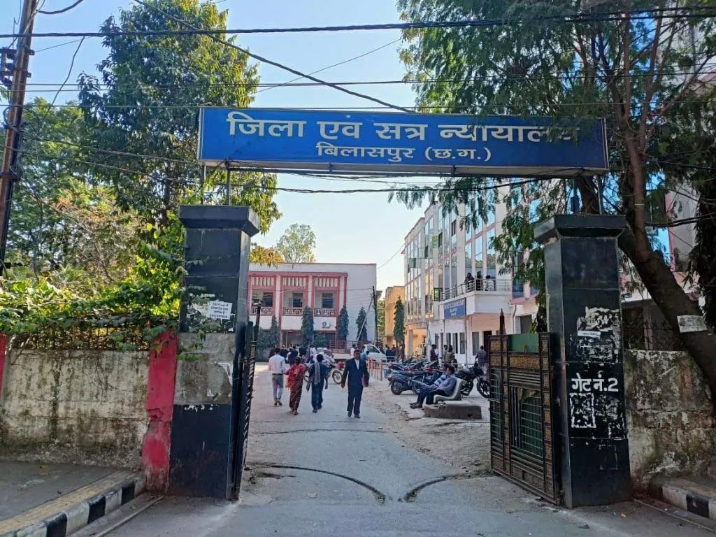 नशे के सौदागर को सख्त सजा: कोर्ट ने 10 साल कैद और 1 लाख जुर्माना सुनाया नशे के सौदागर को सख्त सजा: कोर्ट ने 10 साल कैद और 1 लाख जुर्माना सुनाया