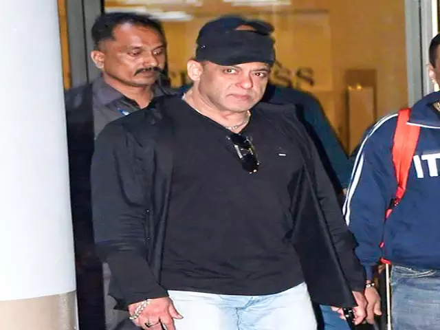 लद्दाख में फिल्म की शूटिंग कर मुंबई लौटे सलमान खान, क्लीन शेव लुक में आए नजर लद्दाख में फिल्म की शूटिंग कर मुंबई लौटे सलमान खान, क्लीन शेव लुक में आए नजर