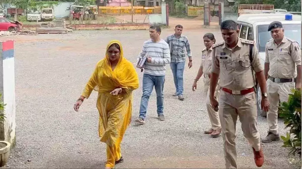 कवर्धा में सूदखोरी और ब्लैकमेलिंग का बड़ा खुलासा, महिला और सहयोगी गिरफ्तार कवर्धा में सूदखोरी और ब्लैकमेलिंग का बड़ा खुलासा, महिला और सहयोगी गिरफ्तार