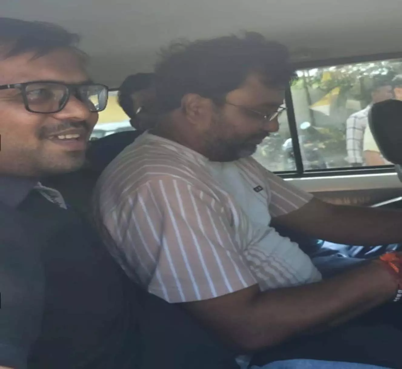BREAKING: गुजरात के व्यवसायी से 89 करोड़ की ठगी, भिलाई के दो आरोपी कुरूद से गिरफ्तार BREAKING: गुजरात के व्यवसायी से 89 करोड़ की ठगी, भिलाई के दो आरोपी कुरूद से गिरफ्तार