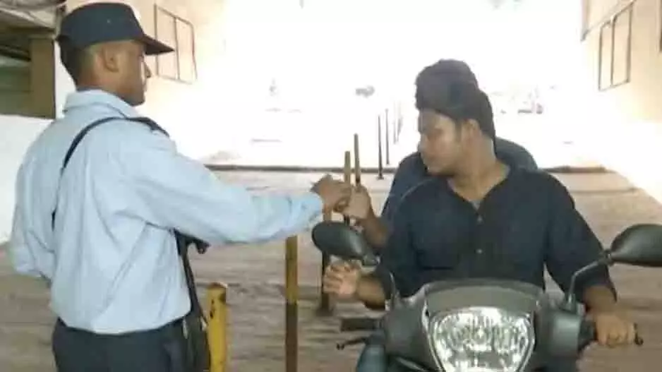 Bhubaneswar: शॉपिंग मॉल में पार्किंग शुल्क पर मंत्री का सख्त रुख Bhubaneswar: शॉपिंग मॉल में पार्किंग शुल्क पर मंत्री का सख्त रुख