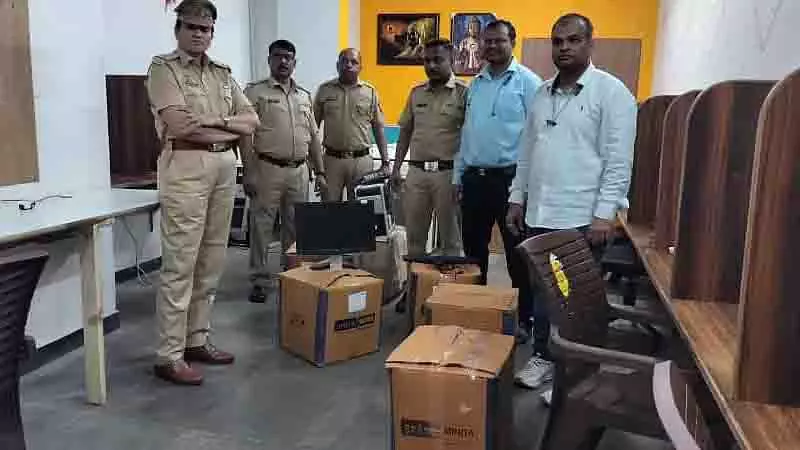 Nashik: फर्जी कॉल सेंटर का भंडाफोड़, ₹24.32 लाख के उपकरण जब्त Nashik: फर्जी कॉल सेंटर का भंडाफोड़, ₹24.32 लाख के उपकरण जब्त