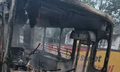 निजी कंपनी की बस में लगी भीषण आग, चालक ने कूदकर बचाई जान
