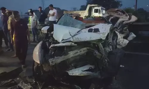 मुंबई-बेंगलुरु हाईवे पर तड़के हुए हादसे में सिम्बायोसिस के 2 छात्रों की मौत, 2 घायल