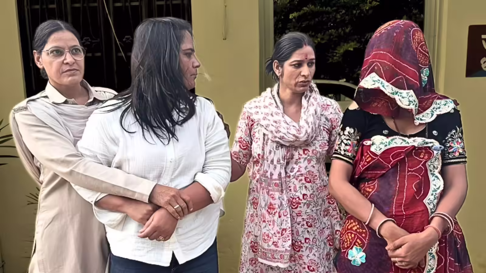 Sikar: बुजुर्ग से ठगी करने वाली रेणुका चौधरी हत्थे चढ़ी Sikar: बुजुर्ग से ठगी करने वाली रेणुका चौधरी हत्थे चढ़ी