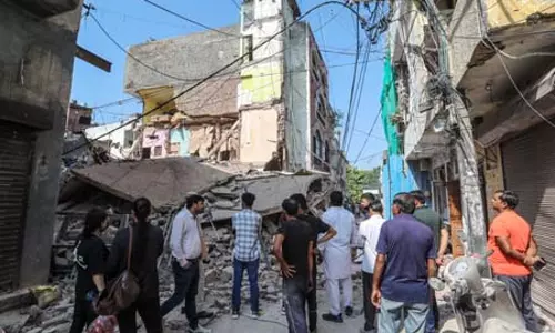 जर्जर मकान गिरने से दो महिलाएं दबीं, एक बुजुर्ग महिला की मौके पर मौत