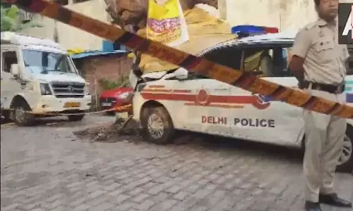 Delhi: पीसीआर वैन हादसे में नागरिक की मौत, दो पुलिसकर्मी निलंबित Delhi: पीसीआर वैन हादसे में नागरिक की मौत, दो पुलिसकर्मी निलंबित