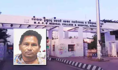 MKCG में दुर्लभ सर्जरी, डॉक्टरों ने किसान की रीढ़ की हड्डी से ट्यूमर सफलतापूर्वक निकाला MKCG में दुर्लभ सर्जरी, डॉक्टरों ने किसान की रीढ़ की हड्डी से ट्यूमर सफलतापूर्वक निकाला