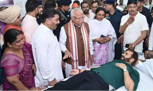 Karnal शिविर में 405 यूनिट रक्त एकत्रित होने पर खट्टर ने रक्तदाताओं की सराहना की Karnal शिविर में 405 यूनिट रक्त एकत्रित होने पर खट्टर ने रक्तदाताओं की सराहना की