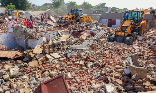 Ahmedabad: साबरमती किनारे अवैध निर्माण पर बुलडोजर की कार्रवाई Ahmedabad: साबरमती किनारे अवैध निर्माण पर बुलडोजर की कार्रवाई