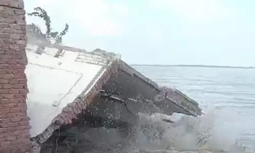 Farrukhabad: गंगा के कटान से हाहाकार, दर्जनों मकान ढहे