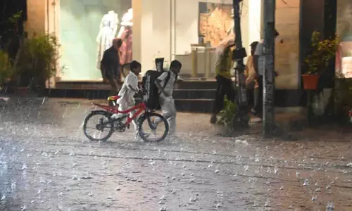 Hyderabad में अचानक हुई मूसलाधार बारिश, सड़कों पर पानी भरने से यातायात धीमा