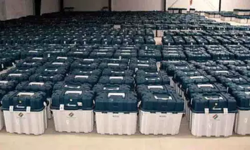 Hyderabad जिला चुनाव अधिकारी ने ईवीएम गोदाम का निरीक्षण किया