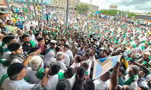 Belgaum : किसानों का विरोध प्रदर्शन, निजी बाजार बंद न करने की मांग