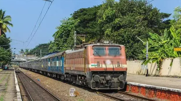 Kerala: तिरुवनंतपुरम के पेट्टा में दो लोग ट्रेन की चपेट में आ गए