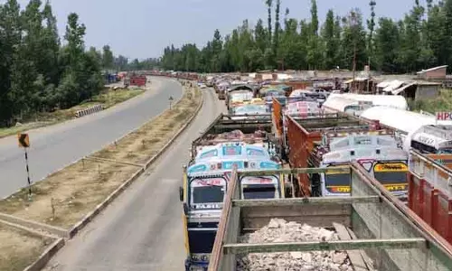 जम्मू-श्रीनगर राजमार्ग तीन सप्ताह बाद भारी वाहनों के लिए पुनः खुला जम्मू-श्रीनगर राजमार्ग तीन सप्ताह बाद भारी वाहनों के लिए पुनः खुला