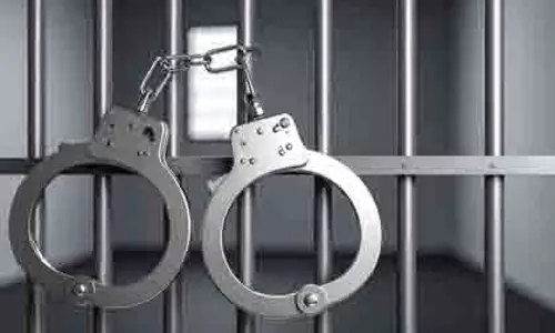 Bengaluru: नाबालिग से बलात्कार के आरोप में योग प्रशिक्षक गिरफ्तार Bengaluru: नाबालिग से बलात्कार के आरोप में योग प्रशिक्षक गिरफ्तार
