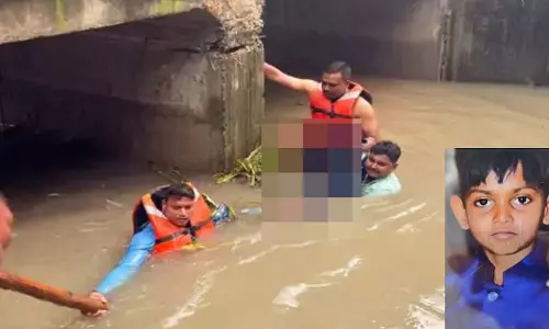 Indore : भारी बारिश के दौरान नाले में फिसलकर 8 साल का बच्चा गिरा, शव बरामद Indore : भारी बारिश के दौरान नाले में फिसलकर 8 साल का बच्चा गिरा, शव बरामद