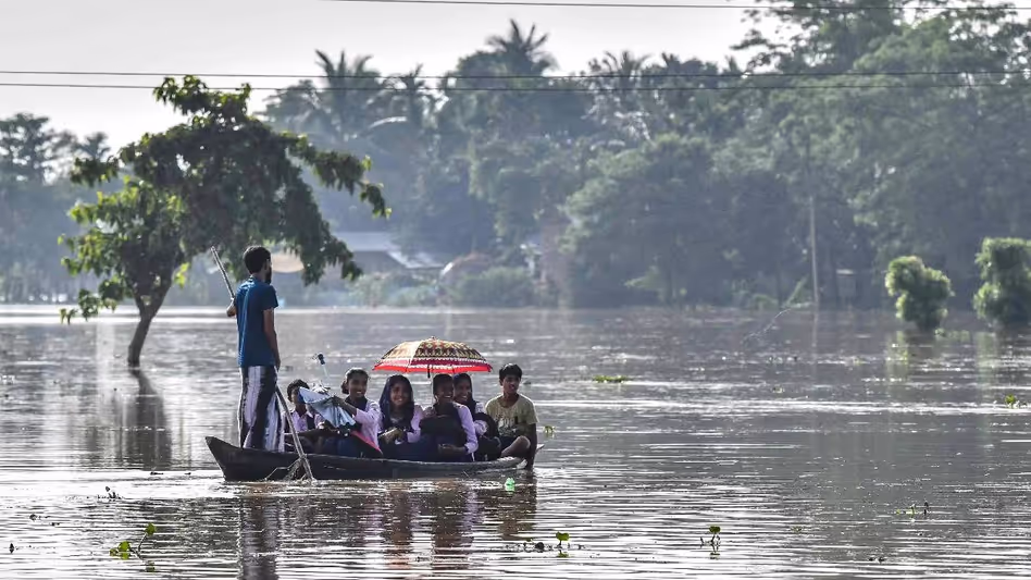 Assam बाढ़ की नई लहर से जूझ रहा है, छह जिलों में 22,000 से अधिक लोग प्रभावित