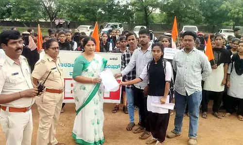 Muddebihal : लेक्चरर की मांग को लेकर स्नातक छात्र सड़कों पर उतरे Muddebihal : लेक्चरर की मांग को लेकर स्नातक छात्र सड़कों पर उतरे