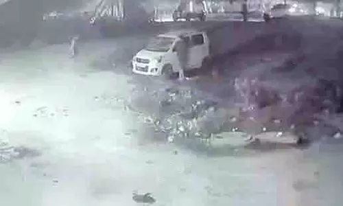 Noida: शराबी युवक ने कार में की तोड़फोड़, गिरफ्तार Noida: शराबी युवक ने कार में की तोड़फोड़, गिरफ्तार