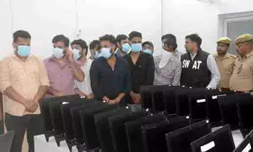 Ghaziabad: फर्जी कॉल सेंटर का भंडाफोड़, 11 गिरफ्तार Ghaziabad: फर्जी कॉल सेंटर का भंडाफोड़, 11 गिरफ्तार