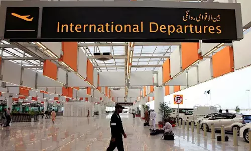 पाक नेताओं की नाकामी, लाखों लोग आजीविका के लिए विदेश जा रहे: रिपोर्ट पाक नेताओं की नाकामी, लाखों लोग आजीविका के लिए विदेश जा रहे: रिपोर्ट