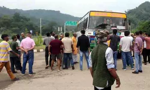 Kotla के नाराज व्यापारियों ने निजी बसों के शहर के रूट छोड़ने के खिलाफ प्रदर्शन किया