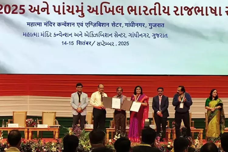 HLL को हिंदी कार्यान्वयन के लिए राष्ट्रीय नगरीय जीवन बीमा निगम प्रशस्ति पुरस्कार मिला HLL को हिंदी कार्यान्वयन के लिए राष्ट्रीय नगरीय जीवन बीमा निगम प्रशस्ति पुरस्कार मिला