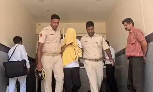 दीपक ने शुभमित्रा के शव को कार में छोड़ कार्यालय में खड़ी की गाड़ी
