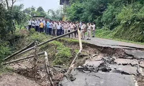 Kangra संकट में: गांव डूब रहे हैं, परिवार पलायन कर रहे Kangra संकट में: गांव डूब रहे हैं, परिवार पलायन कर रहे