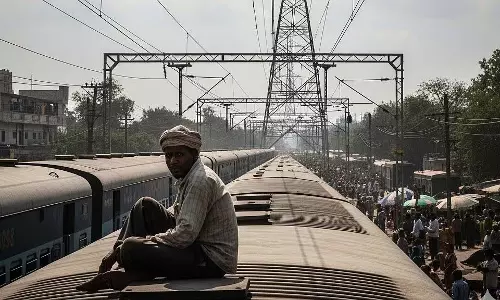 MP : यात्री के ट्रेन की छत पर चढ़ने और हंगामा करने के बाद मुंबई-गोरखपुर ट्रेन 2 घंटे लेट