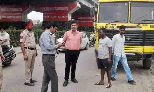 Jalandhar के मेयर ने पेट्रोल पंप और सड़कों का औचक निरीक्षण किया