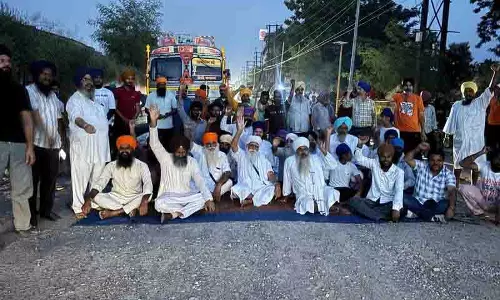 Ludhiana: साहनेवाल निवासियों ने राजमार्ग प्राधिकरण के खिलाफ किया प्रदर्शन Ludhiana: साहनेवाल निवासियों ने राजमार्ग प्राधिकरण के खिलाफ किया प्रदर्शन